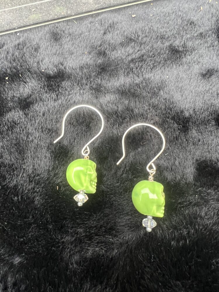 Green glass skull earrings - Image 2